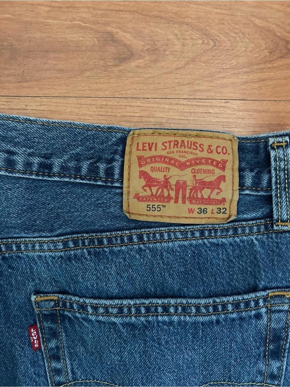 Levi's 555 Relaxed Fit Straight Leg Jeans Mens 36x32 Light Wash Blue Denim - Picture 4 of 5